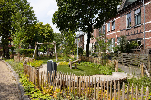 Het driehoekige plein aan de Liebergerweg is nu een groene oase.